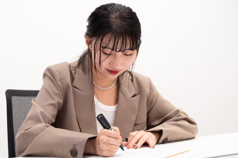 インタビューカット3