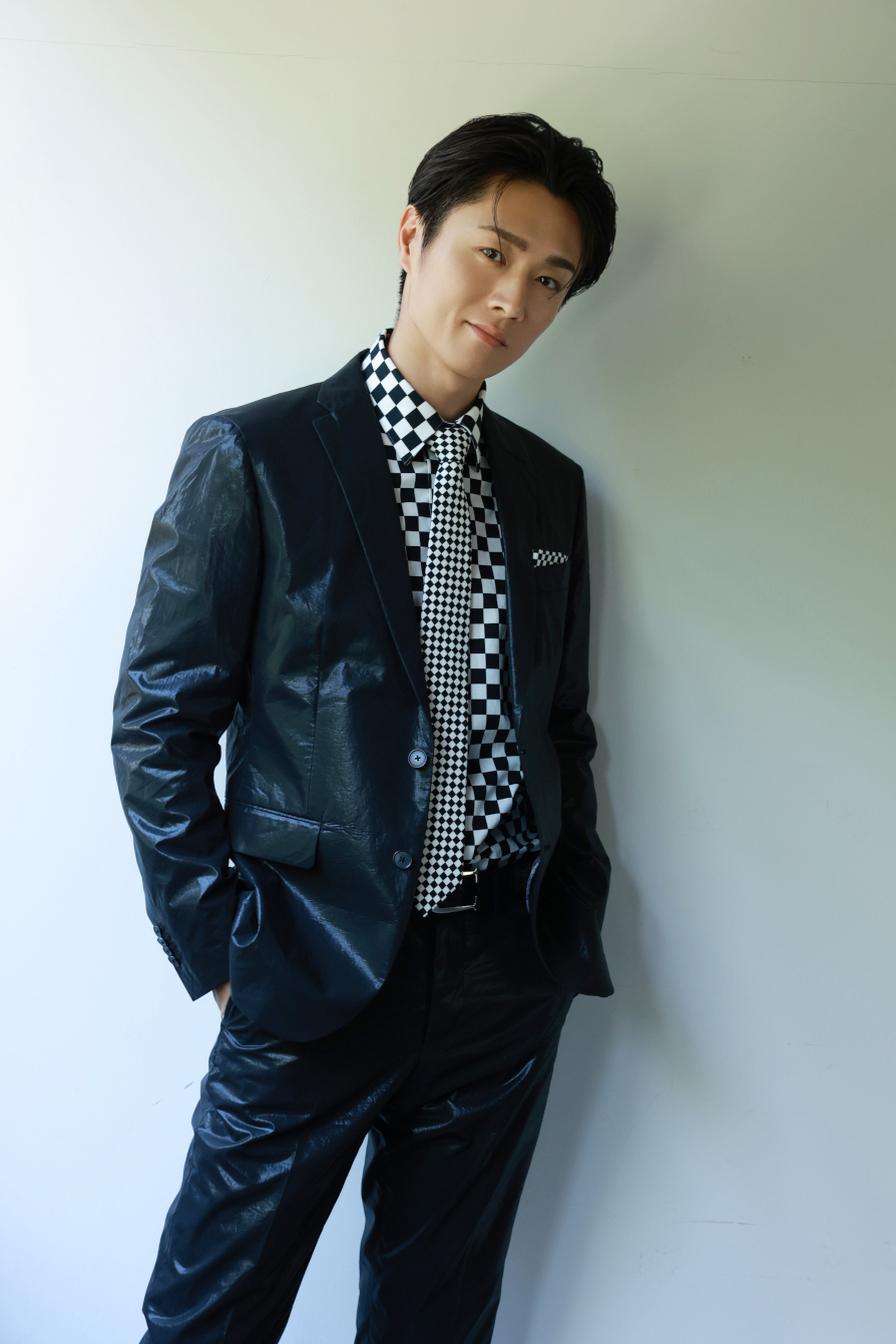 真田ナオキ、シングル「246」を、クールに攻めたジャケ写の新たな3形態で発売！