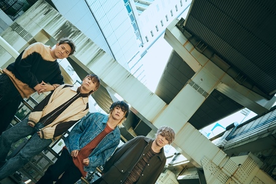 最近の所どうも世の中曇っていて仕方がない。